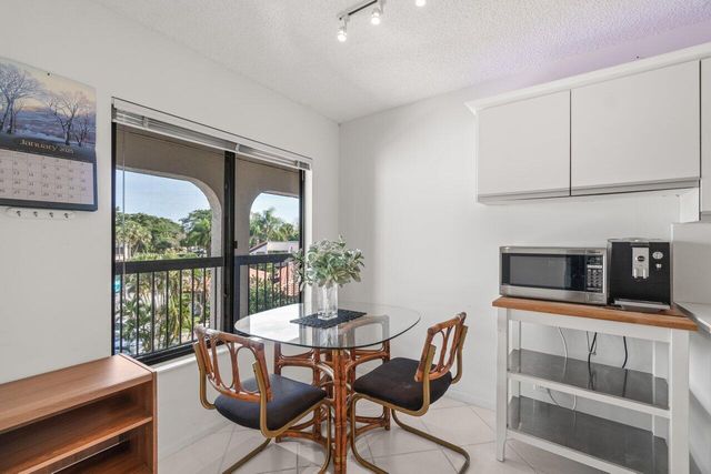 5380 CEDAR LAKE Drive 303, Boynton Beach, FL 33437