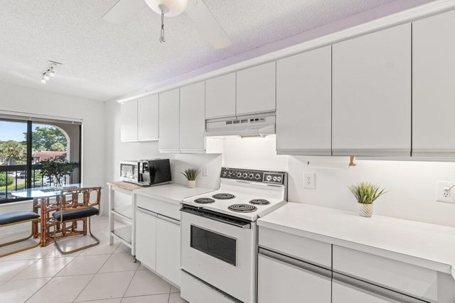 5380 CEDAR LAKE Drive 303, Boynton Beach, FL 33437