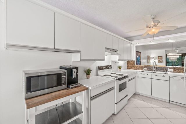 5380 CEDAR LAKE Drive 303, Boynton Beach, FL 33437