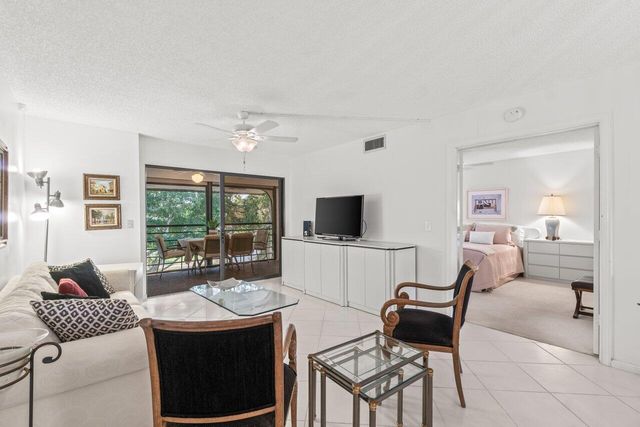 5380 CEDAR LAKE Drive 303, Boynton Beach, FL 33437