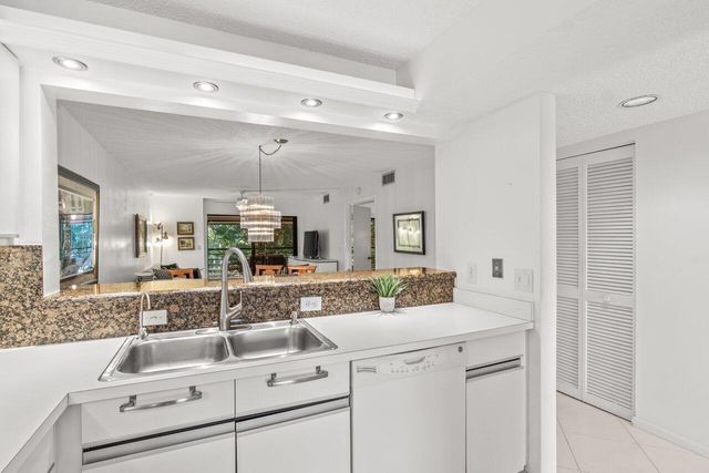 5380 CEDAR LAKE Drive 303, Boynton Beach, FL 33437