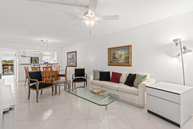 5380 CEDAR LAKE Drive 303, Boynton Beach, FL 33437