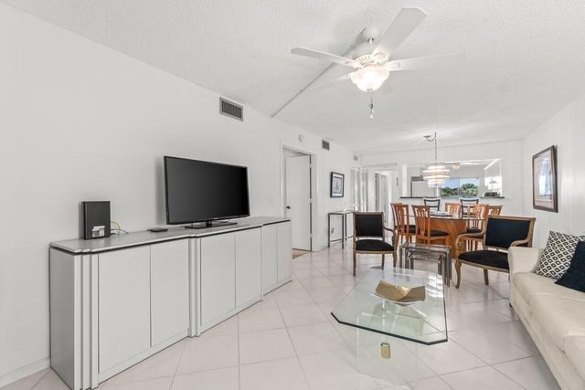 5380 CEDAR LAKE Drive 303, Boynton Beach, FL 33437