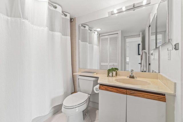 5380 CEDAR LAKE Drive 303, Boynton Beach, FL 33437
