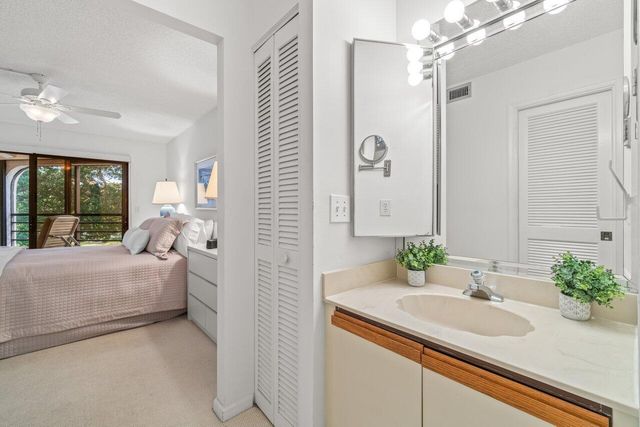 5380 CEDAR LAKE Drive 303, Boynton Beach, FL 33437