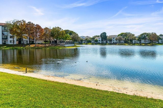 5380 CEDAR LAKE Drive 303, Boynton Beach, FL 33437