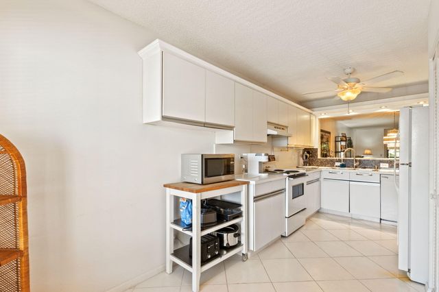 5380 CEDAR LAKE Drive 303, Boynton Beach, FL 33437