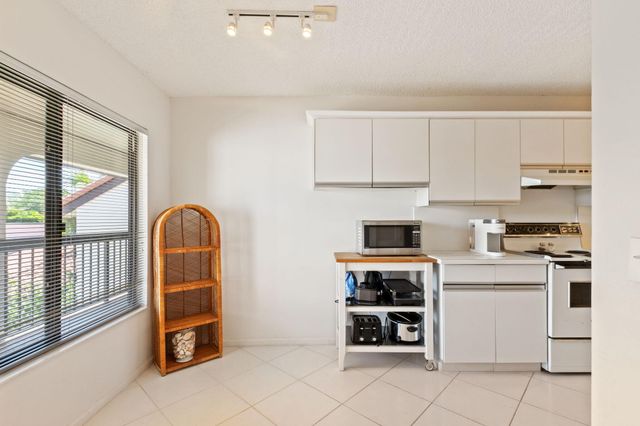 5380 CEDAR LAKE Drive 303, Boynton Beach, FL 33437