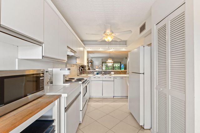 5380 CEDAR LAKE Drive 303, Boynton Beach, FL 33437