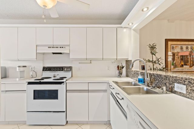 5380 CEDAR LAKE Drive 303, Boynton Beach, FL 33437