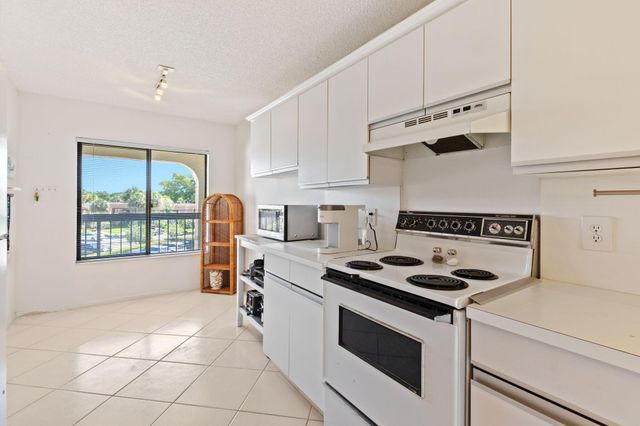 5380 CEDAR LAKE Drive 303, Boynton Beach, FL 33437