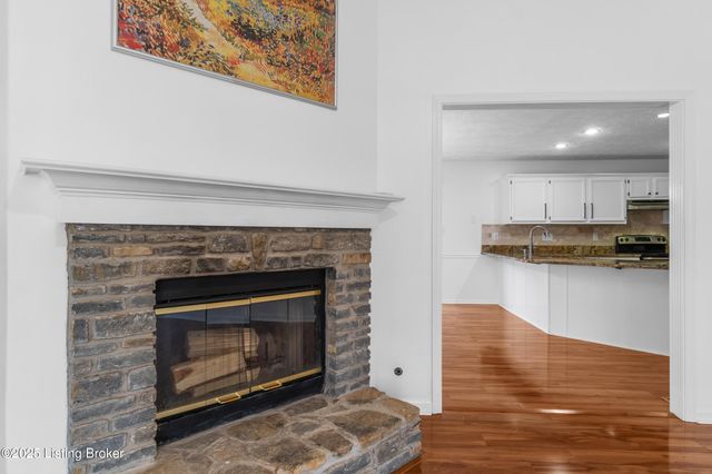 4800 Wooded Oak Cir, Louisville, KY 40245