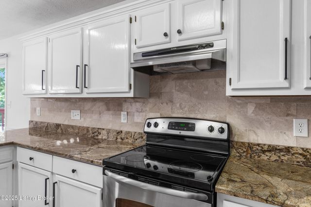 4800 Wooded Oak Cir, Louisville, KY 40245