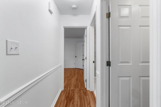 4800 Wooded Oak Cir, Louisville, KY 40245