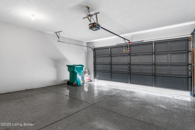 4800 Wooded Oak Cir, Louisville, KY 40245