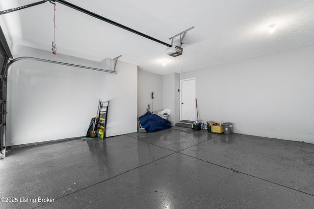 4800 Wooded Oak Cir, Louisville, KY 40245