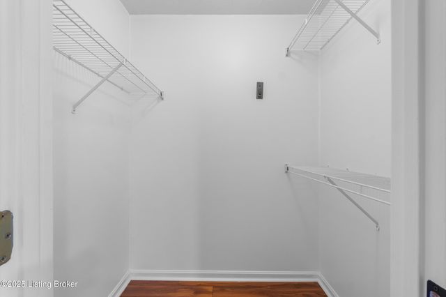 4800 Wooded Oak Cir, Louisville, KY 40245