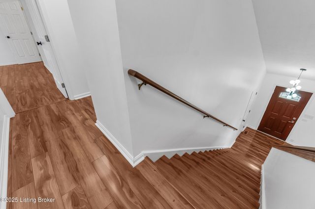 4800 Wooded Oak Cir, Louisville, KY 40245