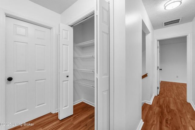 4800 Wooded Oak Cir, Louisville, KY 40245