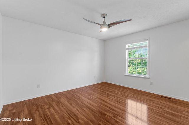 4800 Wooded Oak Cir, Louisville, KY 40245