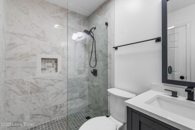 4800 Wooded Oak Cir, Louisville, KY 40245