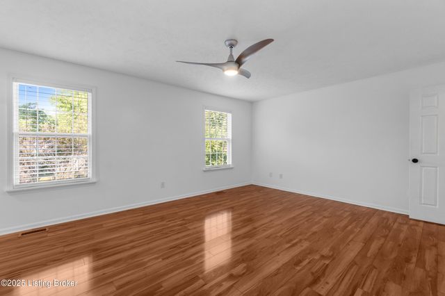 4800 Wooded Oak Cir, Louisville, KY 40245