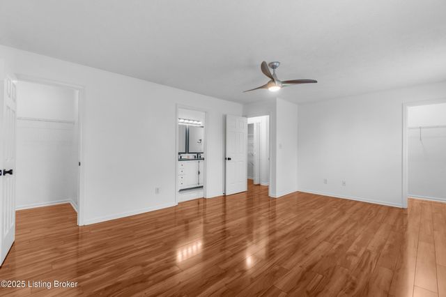 4800 Wooded Oak Cir, Louisville, KY 40245