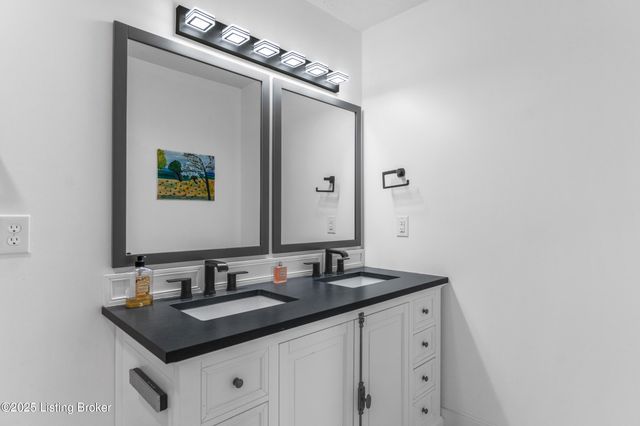 4800 Wooded Oak Cir, Louisville, KY 40245