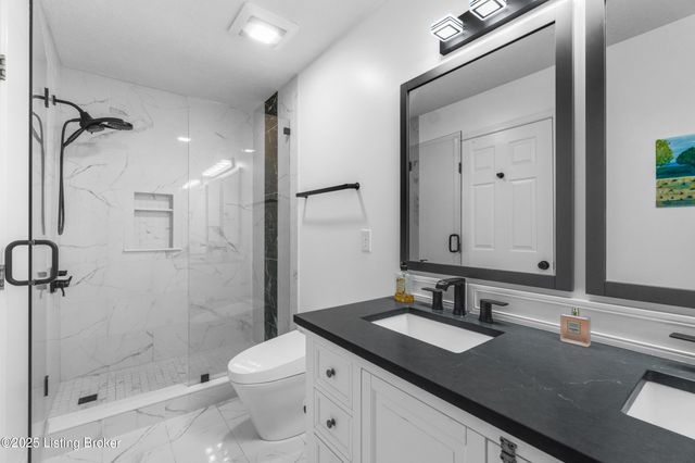 4800 Wooded Oak Cir, Louisville, KY 40245