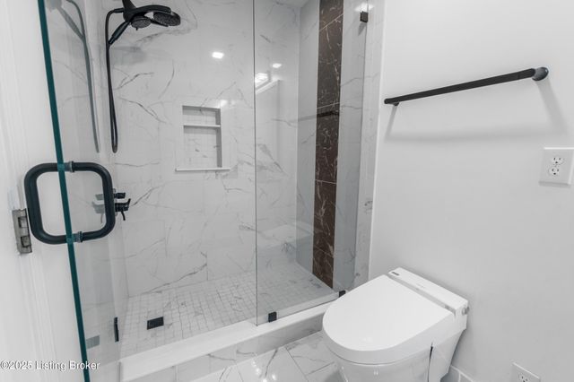 4800 Wooded Oak Cir, Louisville, KY 40245