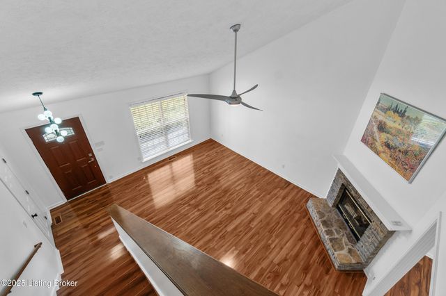 4800 Wooded Oak Cir, Louisville, KY 40245