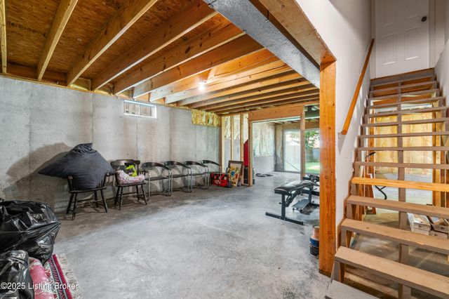 4800 Wooded Oak Cir, Louisville, KY 40245