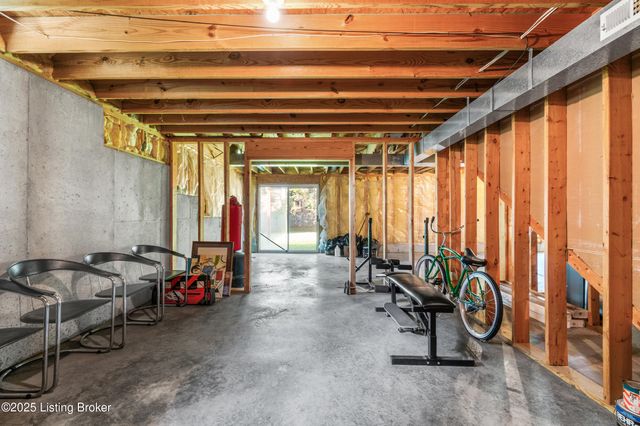 4800 Wooded Oak Cir, Louisville, KY 40245