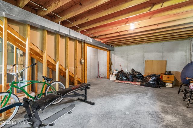 4800 Wooded Oak Cir, Louisville, KY 40245