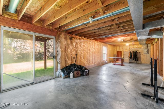 4800 Wooded Oak Cir, Louisville, KY 40245