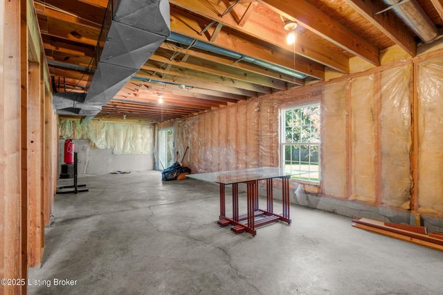 4800 Wooded Oak Cir, Louisville, KY 40245