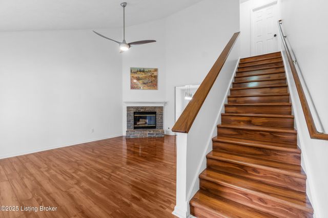 4800 Wooded Oak Cir, Louisville, KY 40245