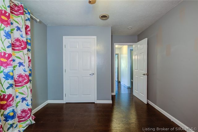 914 Henryville Bluelick Road, Henryville, IN 47126