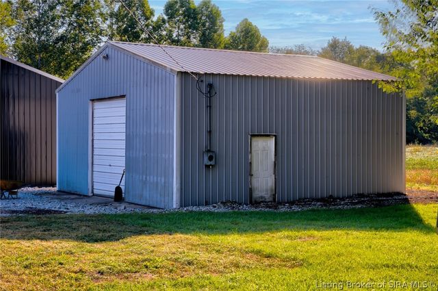 914 Henryville Bluelick Road, Henryville, IN 47126