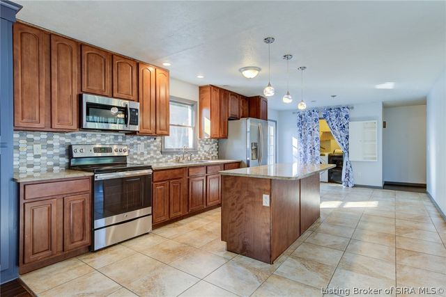 914 Henryville Bluelick Road, Henryville, IN 47126