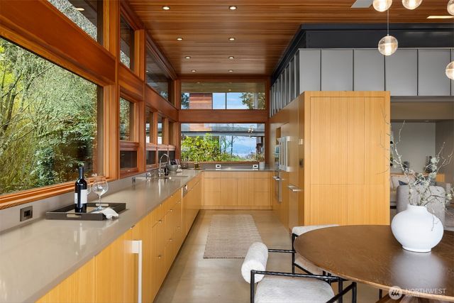 7268 Madrona Drive NE, Bainbridge Island, WA 98110