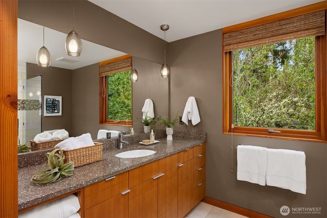 7268 Madrona Drive NE, Bainbridge Island, WA 98110