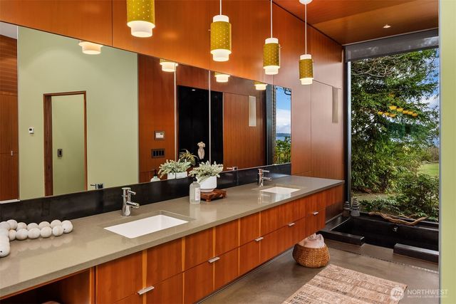 7268 Madrona Drive NE, Bainbridge Island, WA 98110