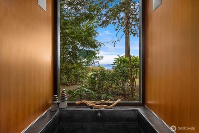 7268 Madrona Drive NE, Bainbridge Island, WA 98110