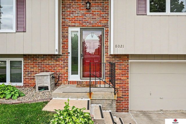8021 Myrtle Street, Lincoln, NE 68506