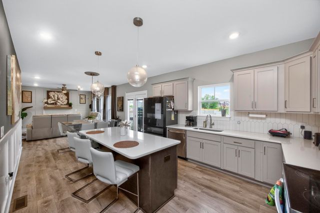 203 Strongpoint Dr, Hendersonville, TN 37075