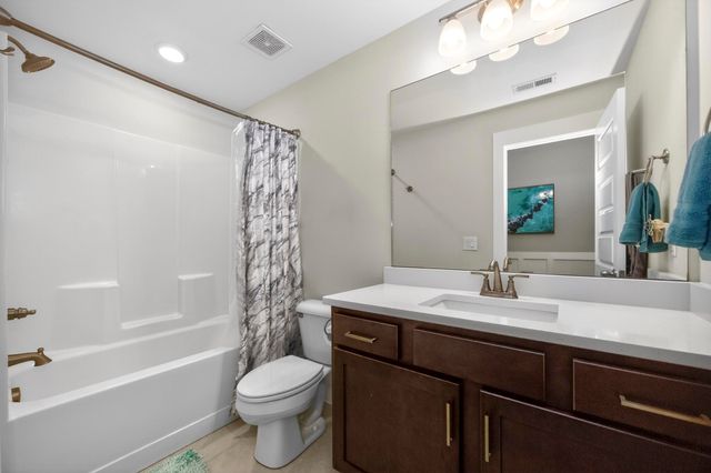 203 Strongpoint Dr, Hendersonville, TN 37075