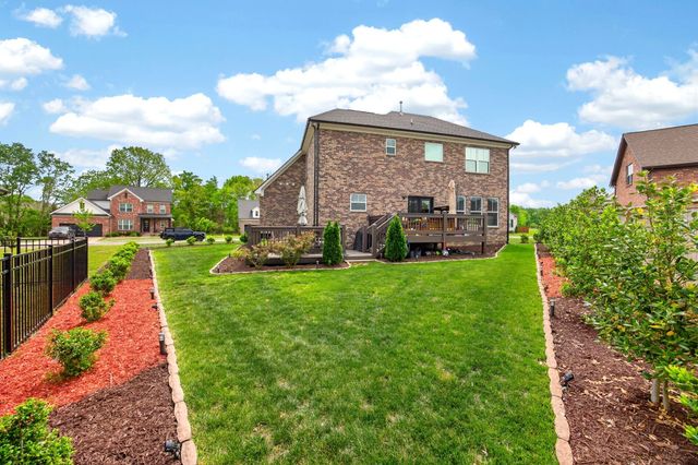203 Strongpoint Dr, Hendersonville, TN 37075