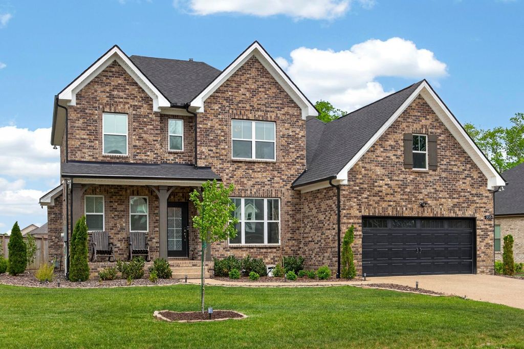 203 Strongpoint Dr, Hendersonville, TN 37075
