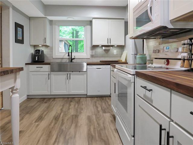 1205 Century Park Avenue, Kernersville, NC 27284